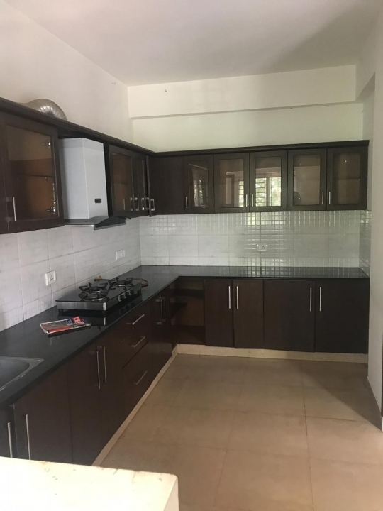 3 bhk spacious semi furnished flat for rent in northwoods apartment