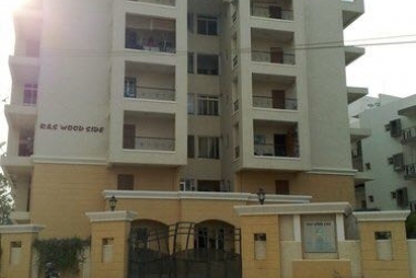 spacious 2 bhk fully furnished flat for rent in r and s woodside, hbr layout, hennur main road.